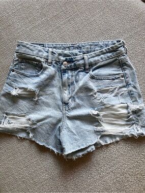 American Eagle Outfitters Light Wash Distressed Jean Shorts size 6 - Strigid